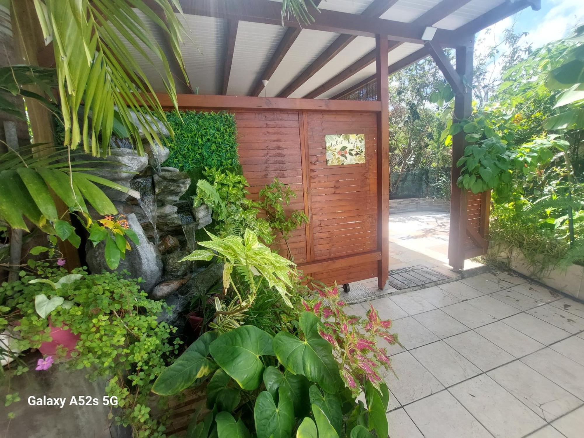 Label Kafe Apartamento Bouillante Exterior foto